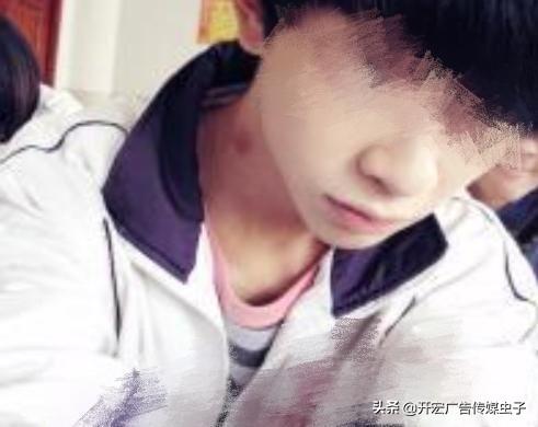 没有界限的母爱多可怕，14岁男孩睡前习惯“摸胸”，妈妈半夜惊醒