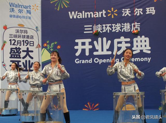 湖北宜昌:美女打鼓热舞,性感十足