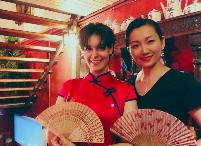 匈牙利美女在雨中赤脚跳起了中国古风爵士舞《桃花旗袍》