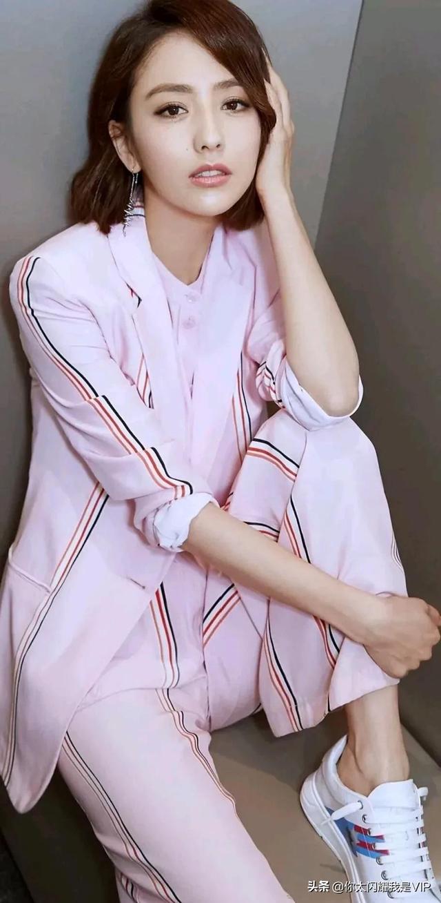 美女如画，高清壁纸供您欣赏