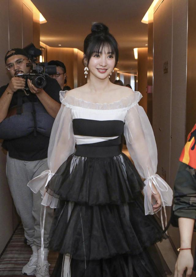 柳岩又“兴风作浪”，穿紧身抹胸鱼尾连衣裙，“尤物身材”太销魂