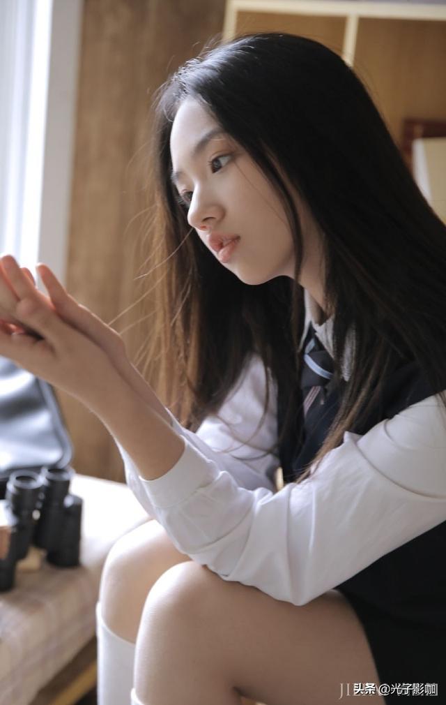 可爱清纯氧气美女学生妹制服俏丽个人写真图片