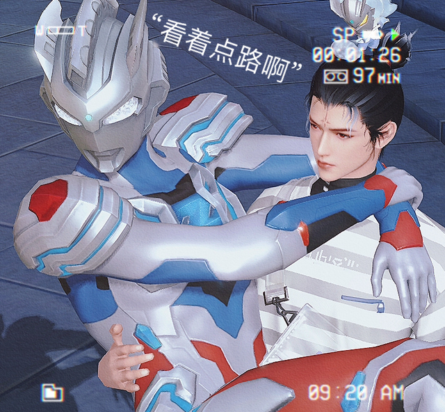 为满足男友怪癖，女生穿上奥特曼紧身套装当街求抱抱