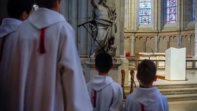 人面兽心！神父在1992年性侵了一家5姐妹，最小的妹妹才18个月