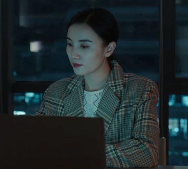蜂腰美背、酥胸长腿，8位开年爆火的“半老徐娘”，越老越有韵味