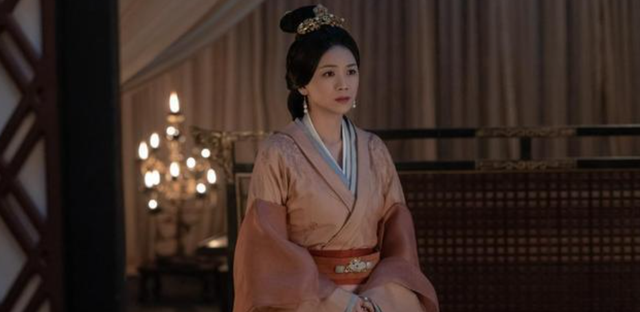 蜂腰美背、酥胸长腿，8位开年爆火的“半老徐娘”，越老越有韵味