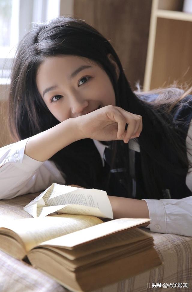 可爱清纯氧气美女学生妹制服俏丽个人写真图片