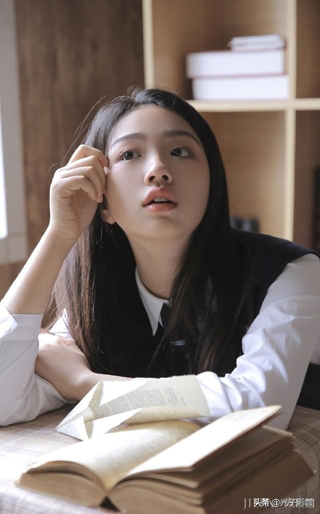 可爱清纯氧气美女学生妹制服俏丽个人写真图片