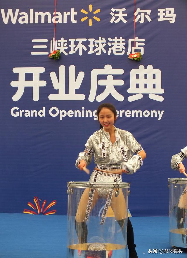 湖北宜昌:美女打鼓热舞,性感十足