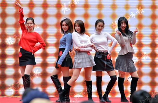 挑战最美长腿，40名漂亮女孩街头比秀美腿