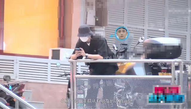 27岁赵志伟恋情曝光？与女子当街甜蜜拥吻，女方身材高挑气质佳