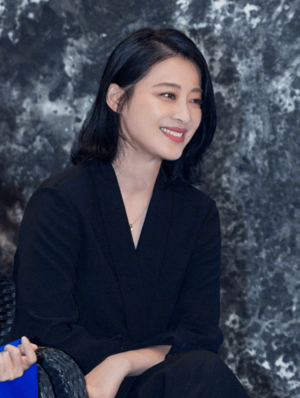 蜂腰美背、酥胸长腿，8位开年爆火的“半老徐娘”，越老越有韵味