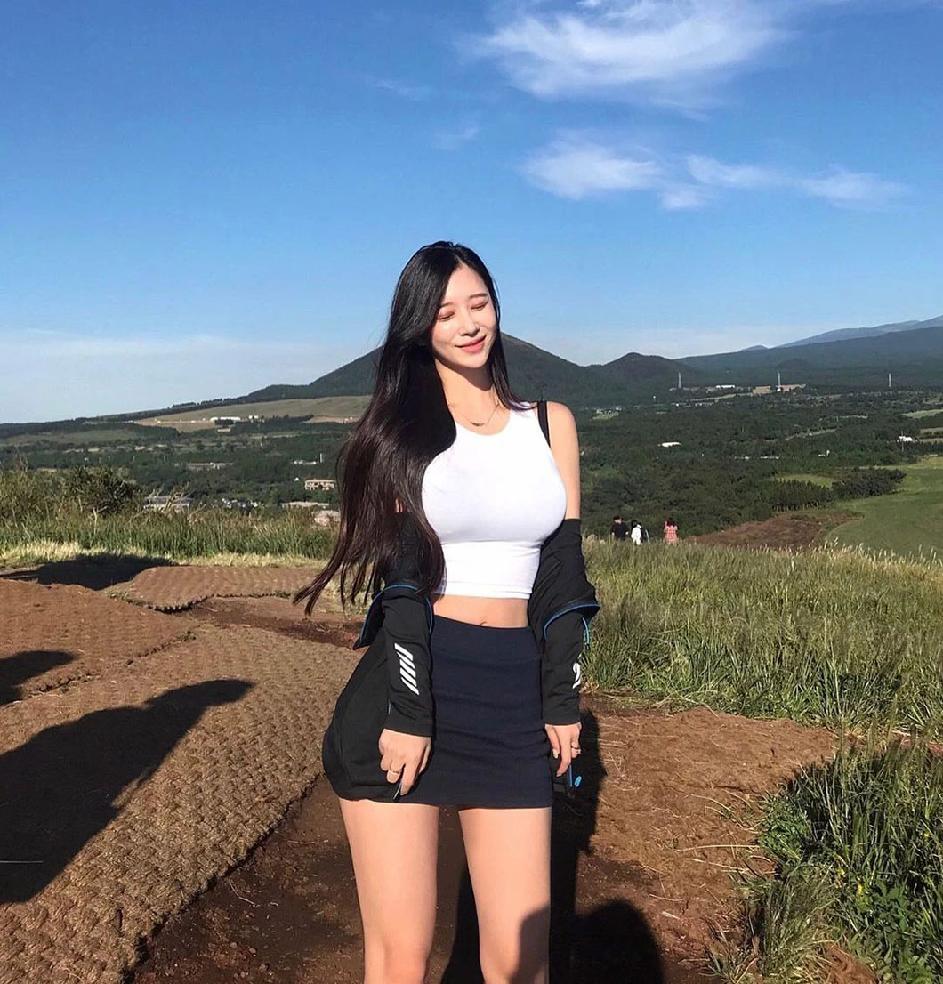 90后“美女试睡员”身材太惹火：36E、俏臀，真绝！