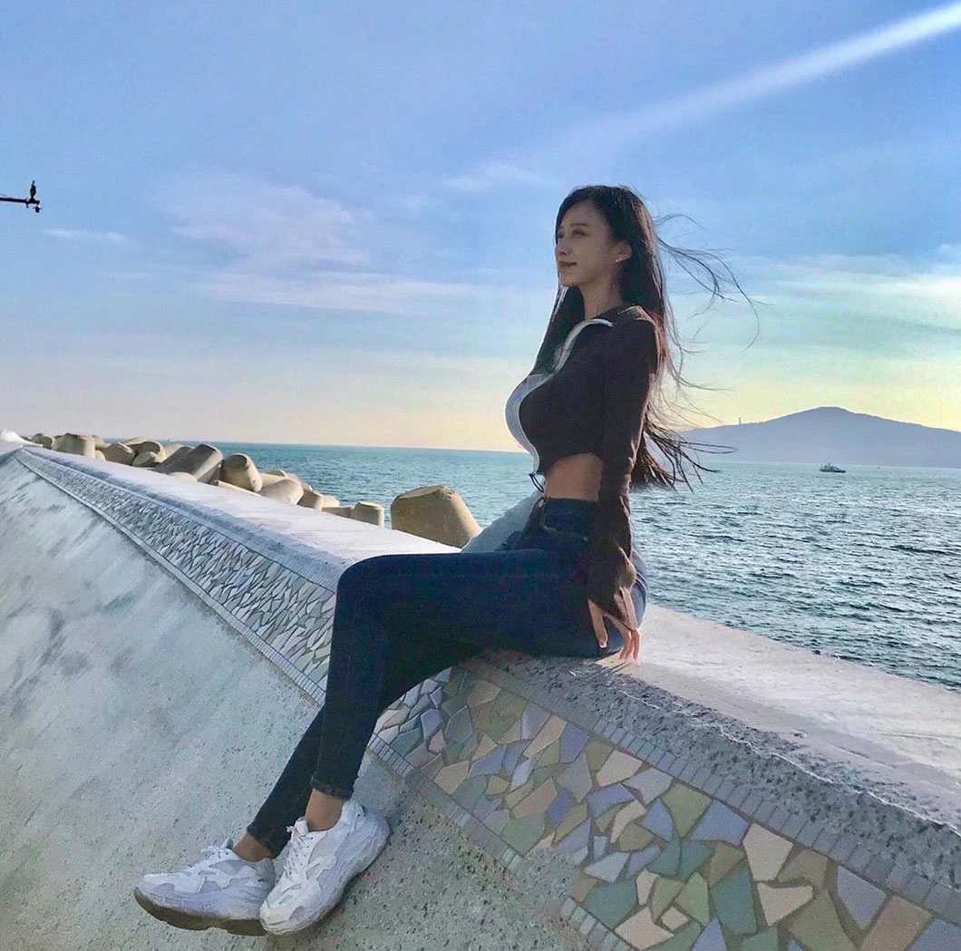 90后“美女试睡员”身材太惹火：36E、俏臀，真绝！