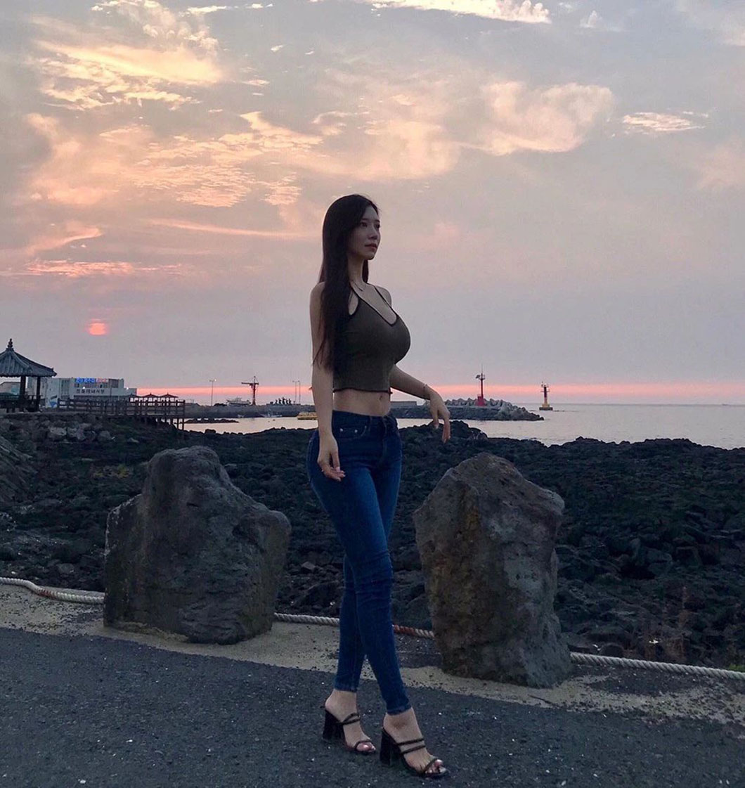 90后“美女试睡员”身材太惹火：36E、俏臀，真绝！