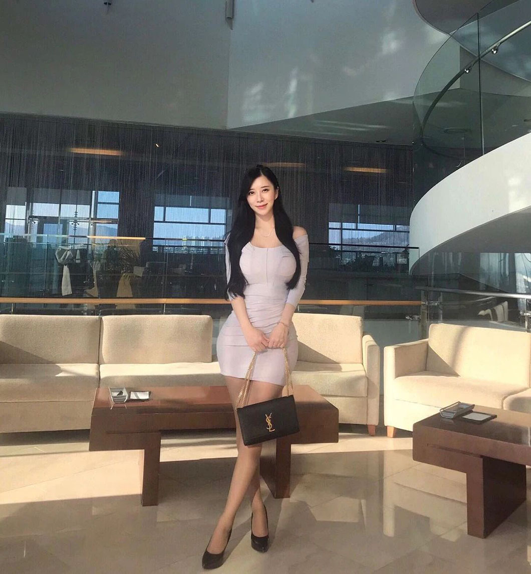 90后“美女试睡员”身材太惹火：36E、俏臀，真绝！