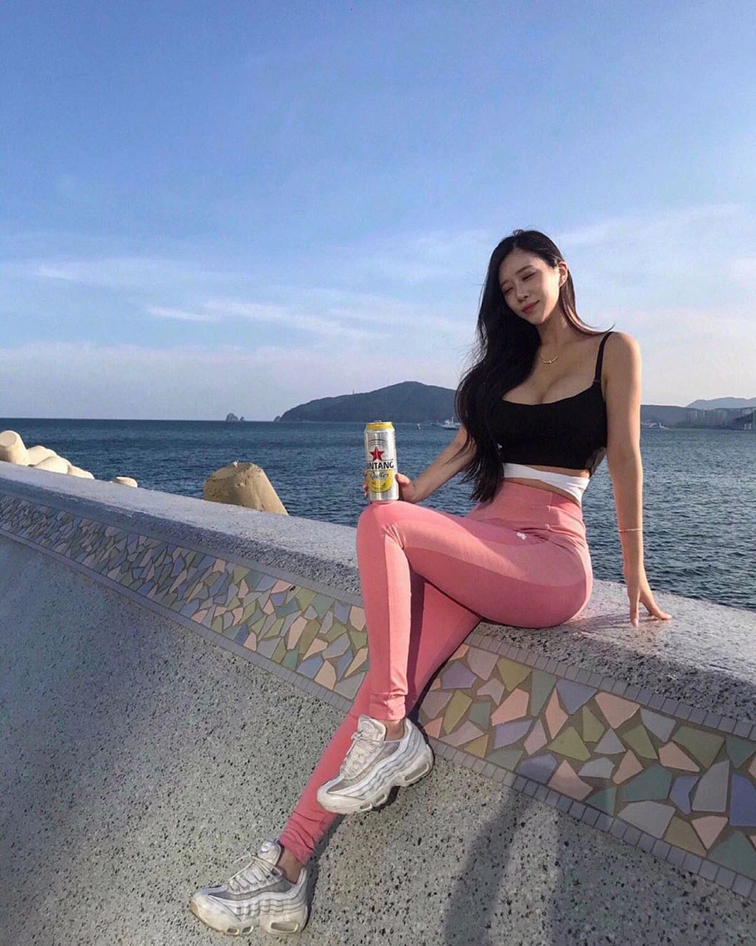 90后“美女试睡员”身材太惹火：36E、俏臀，真绝！