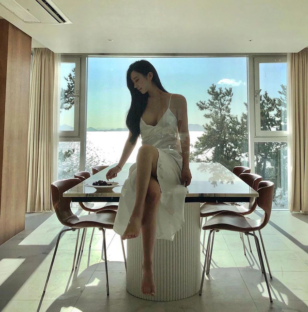 90后“美女试睡员”身材太惹火：36E、俏臀，真绝！