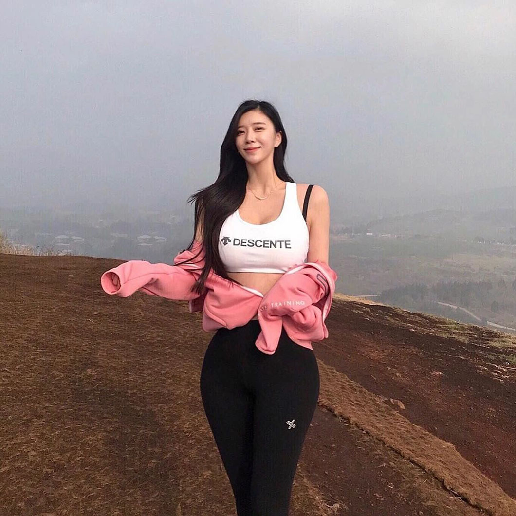 90后“美女试睡员”身材太惹火：36E、俏臀，真绝！