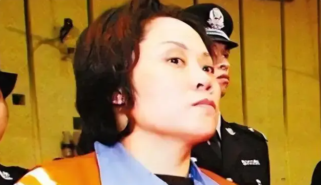 “我哥是局长，你们敢抓我？”重庆女子背靠高官，开赌场、暴力敛财、包养16个帅哥