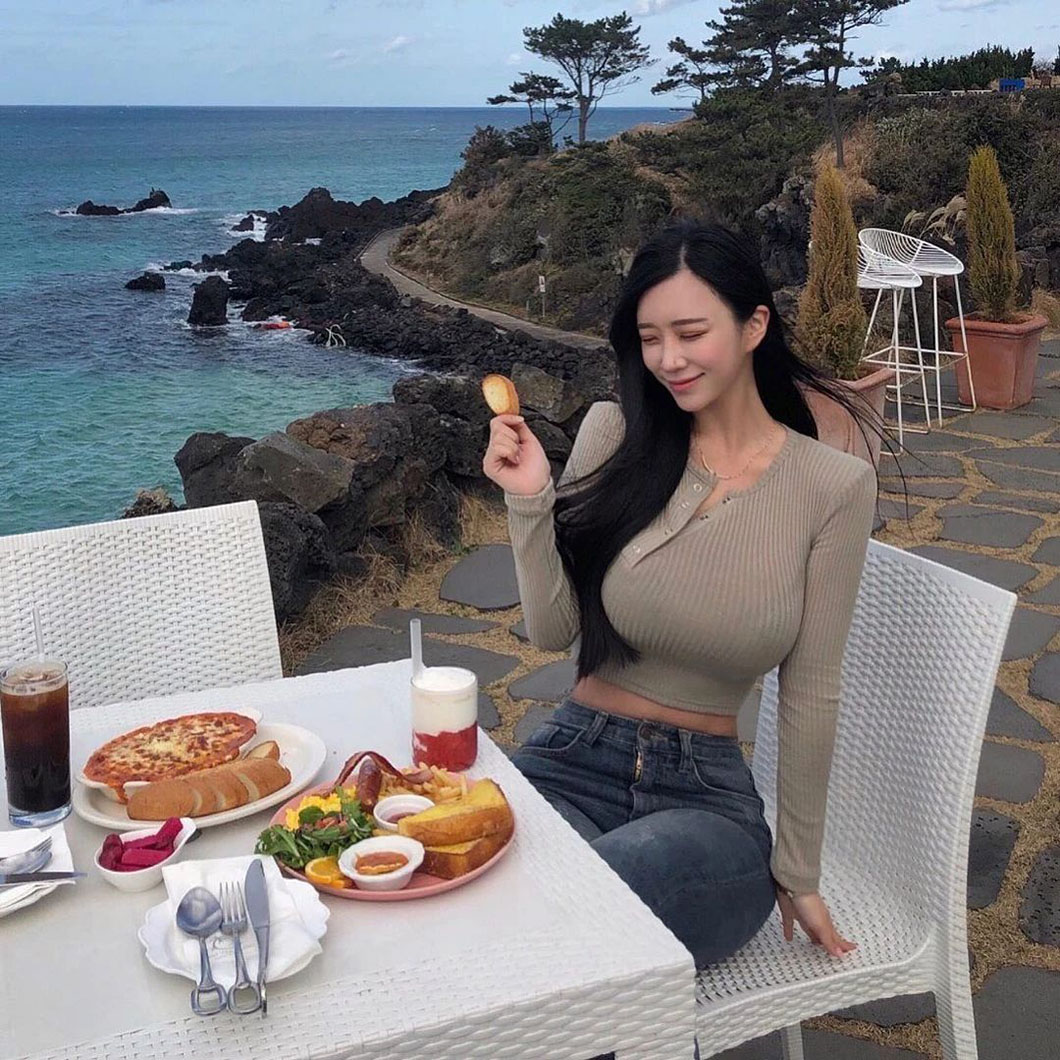 90后“美女试睡员”身材太惹火：36E、俏臀，真绝！