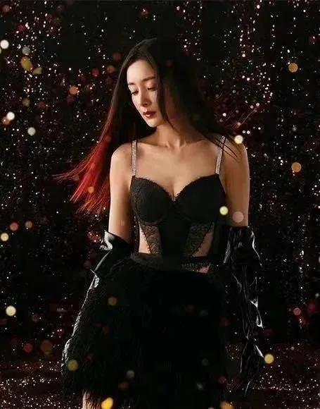 明星黑丝谁不爱，杨幂太敢穿