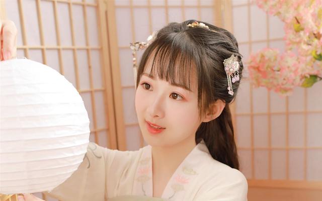 美女脱衣服的动作很潇洒,但也不能随便乱扔呀