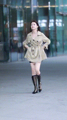 美女脱衣服的动作很潇洒,但也不能随便乱扔呀