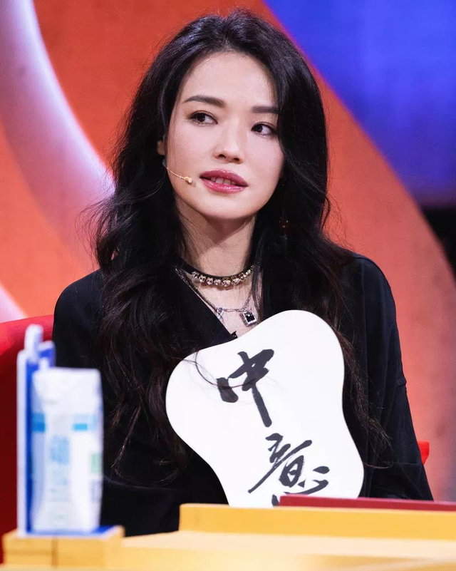 47岁舒淇美出天际，丰乳翘臀葫芦腰，又纯又欲惊艳众人