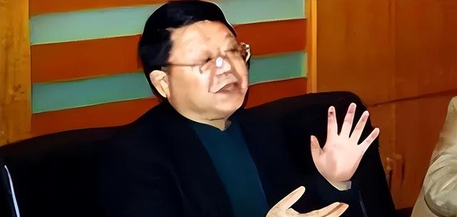 “打黑局长”文强堕落史：强奸女学生，霸占警花10多年，玩弄女星