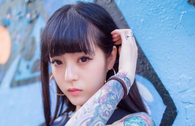 女孩为爱纹花臂,痛到抽搐直落泪,网友:为讨男友喜欢值得吗?