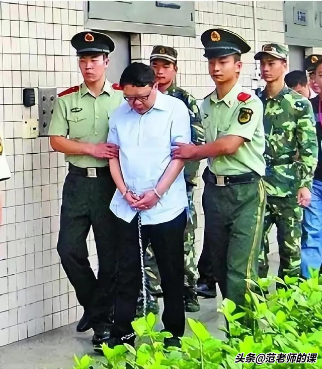 “打黑局长”文强堕落史：强奸女学生，霸占警花10多年，玩弄女星