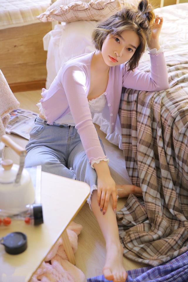 喜欢西红柿的美丽女孩，慵懒地依偎在沙发里格外可爱