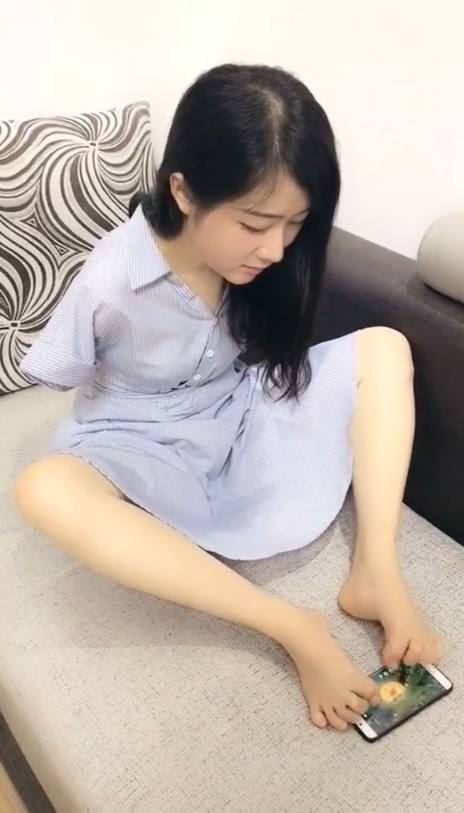 看看全网励志最美的无臂少女，你还有什么理由不努力？