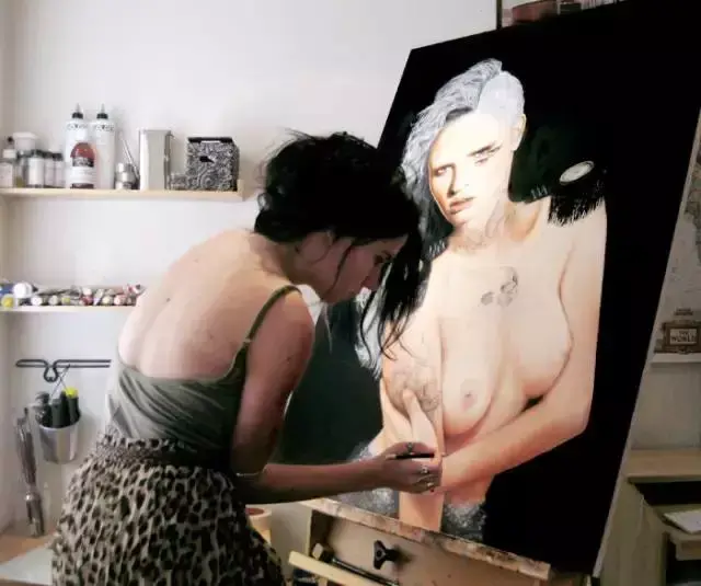 她笔下超火爆的人体绘画，用色大胆，美到让人窒息