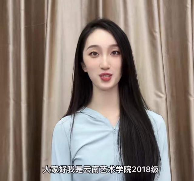 艺校女生被杨丽萍看中,多次询问基本信息,在线挑舞蹈苗苗看傻网友