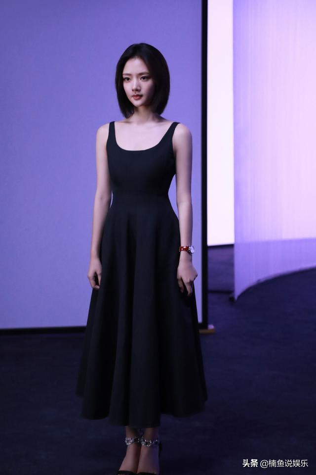 22岁美少女任敏晒泳装，在水下游泳素颜好漂亮，清冷气质扑面而来