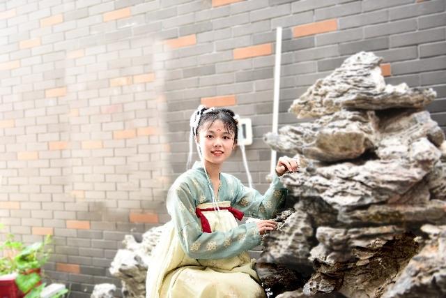 穿汉服的少女