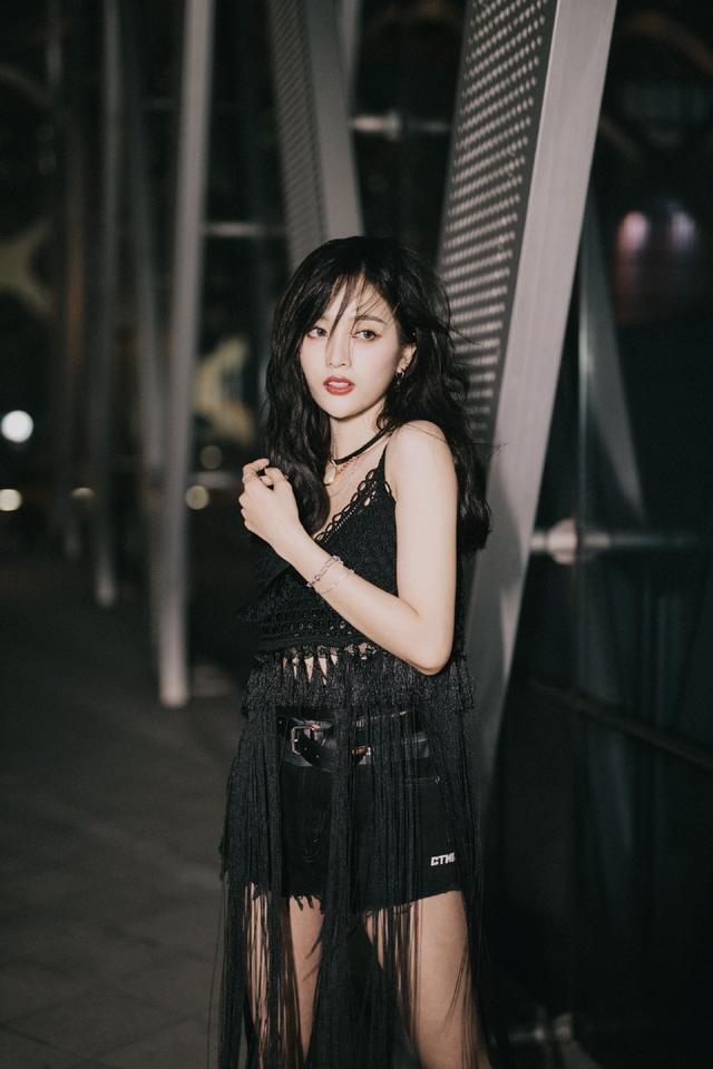 吴宣仪腾讯年会造型,今晚的舞台妖精,酷飒小姐姐
