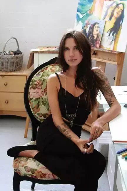 她笔下超火爆的人体绘画，用色大胆，美到让人窒息