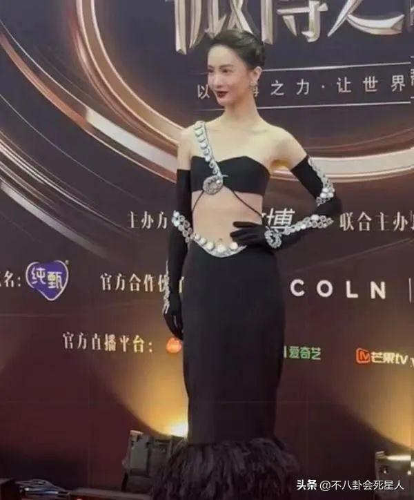 女明星有多敢穿?娜扎、王菲露底裤,郑秀文穿两片布“上下失守”
