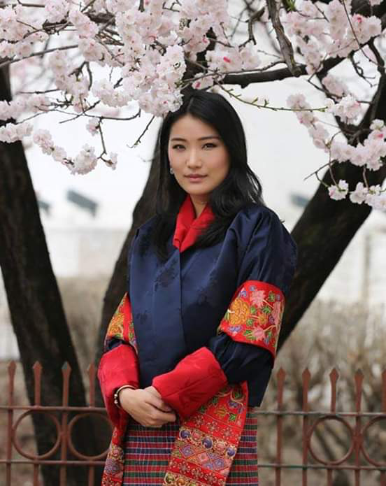 不丹美女王后真漂亮！裹深海绿气质卓越，4岁王储穿金袍有国王样