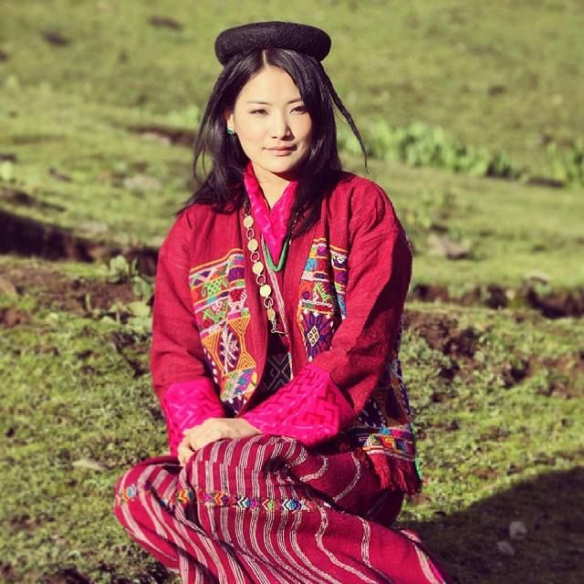 不丹美女王后真漂亮！裹深海绿气质卓越，4岁王储穿金袍有国王样