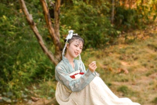 穿汉服的少女