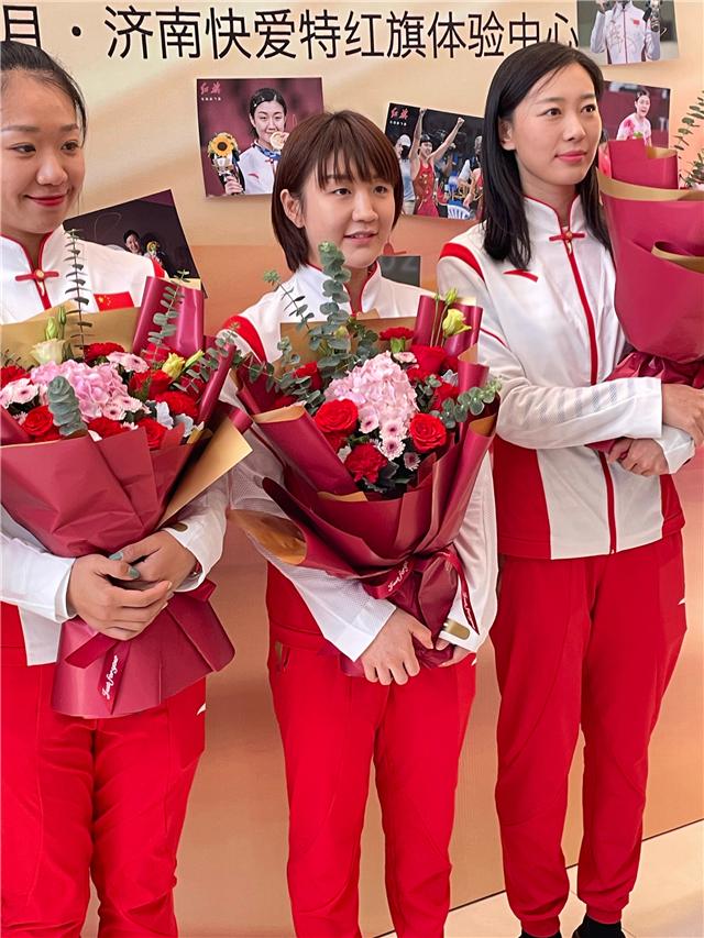 中国体坛两大顶流美女合影！陈梦提50万豪车，表态下个月拿大满贯