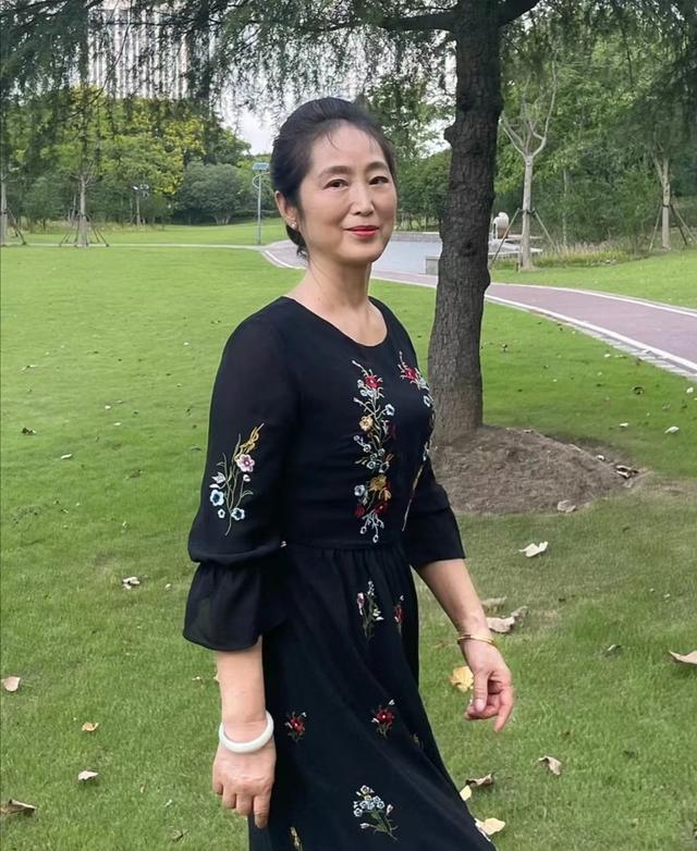女人过了50岁更要在意发型，这三款发型减龄又显气质，端庄又大气