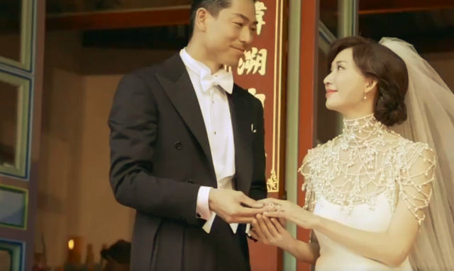 林志玲纪念结婚三周年，晒出婚礼现场影片，与黑泽拥吻太甜蜜