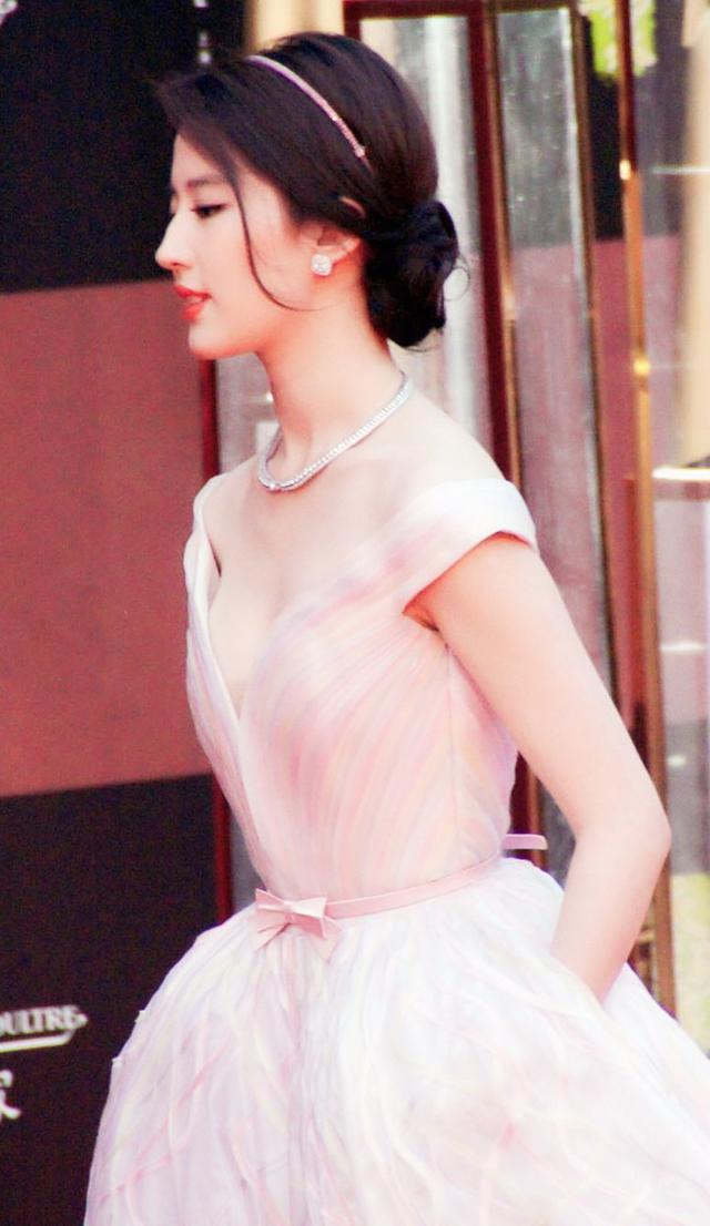 真正优雅的女人,一般都具备这4个特征,即使长相普通,也很精致