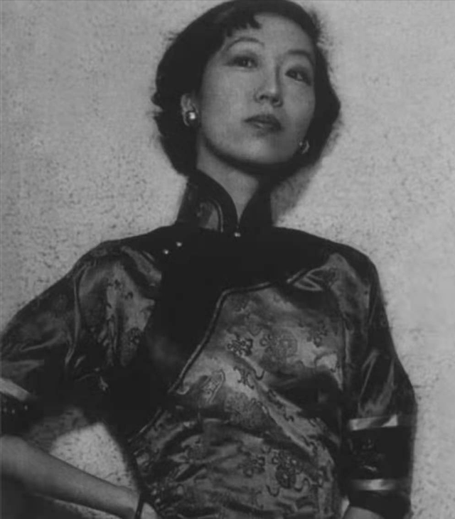 苏青:和闺蜜张爱玲抢男人,晚年沦落成看门大妈,蜗居住10平小屋