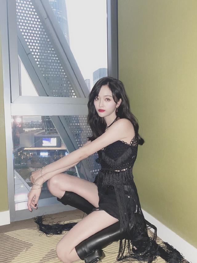 吴宣仪腾讯年会造型,今晚的舞台妖精,酷飒小姐姐